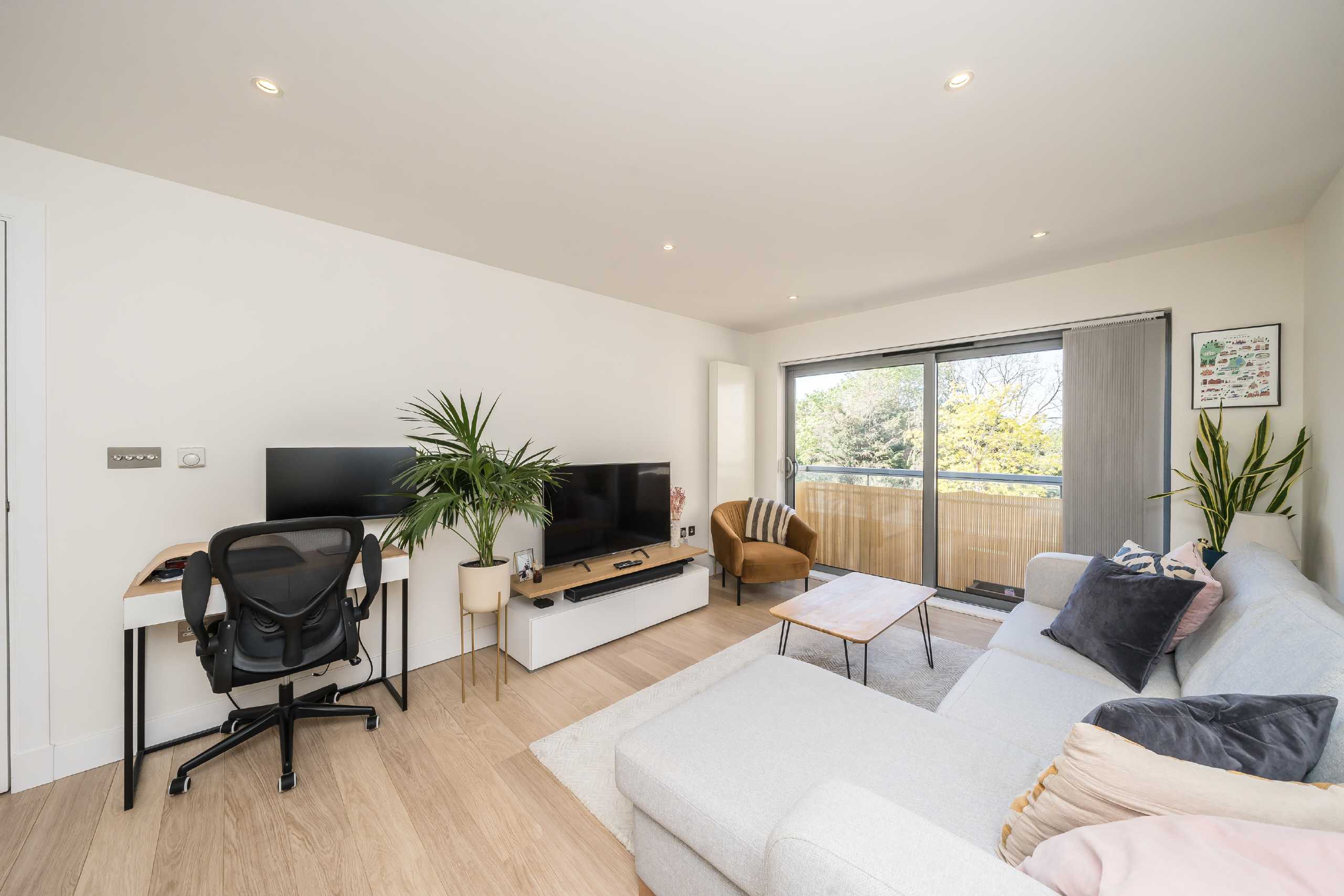 Flat Wimbledon Hill Road in Greater London