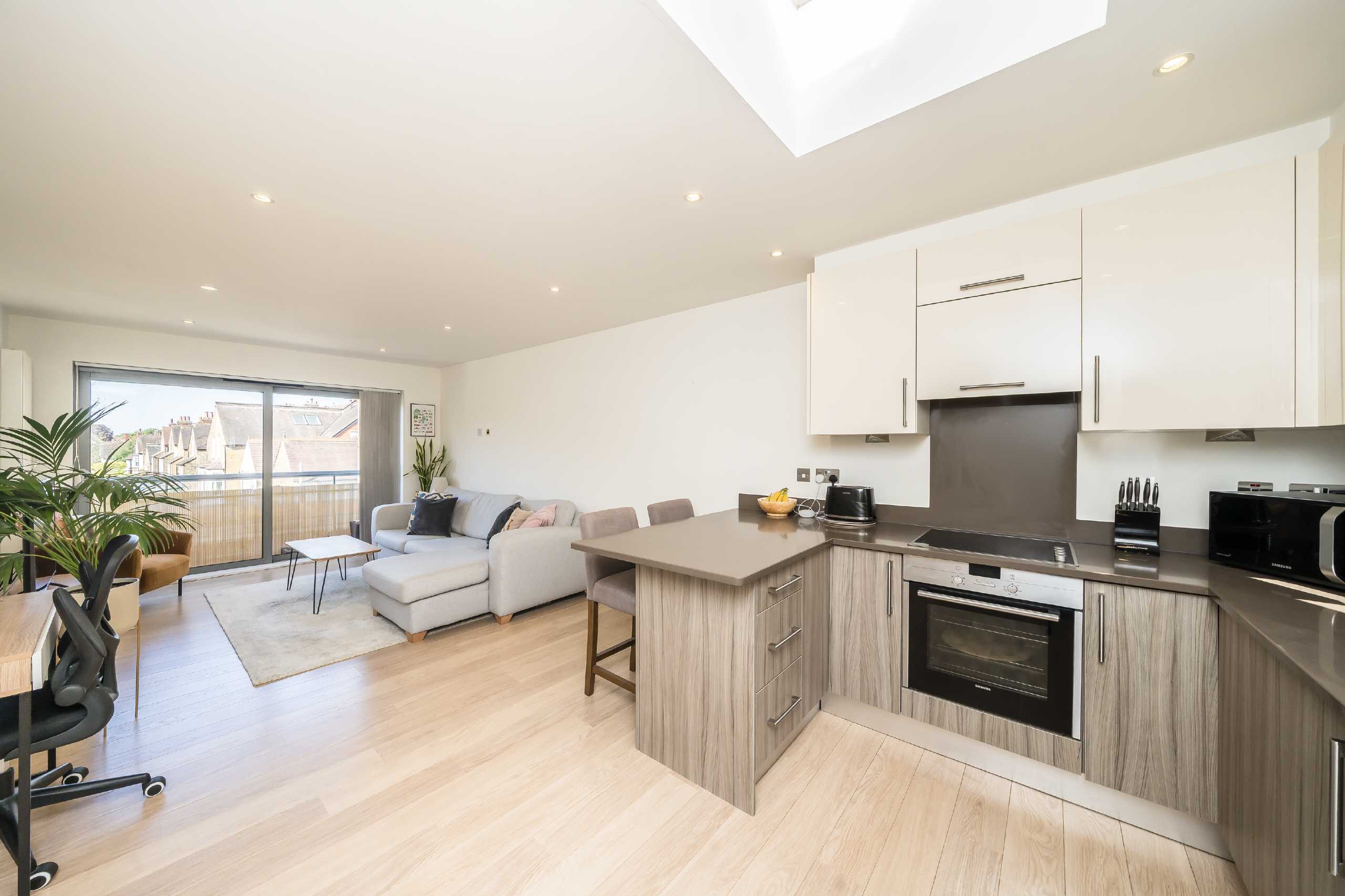 Flat Wimbledon Hill Road in Greater London