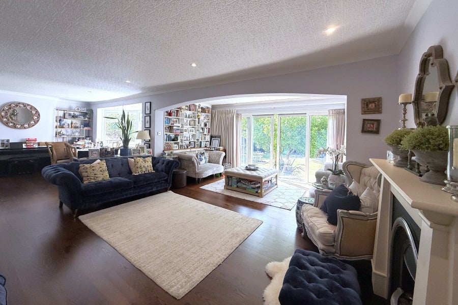 House Chertsey Road in Shepperton