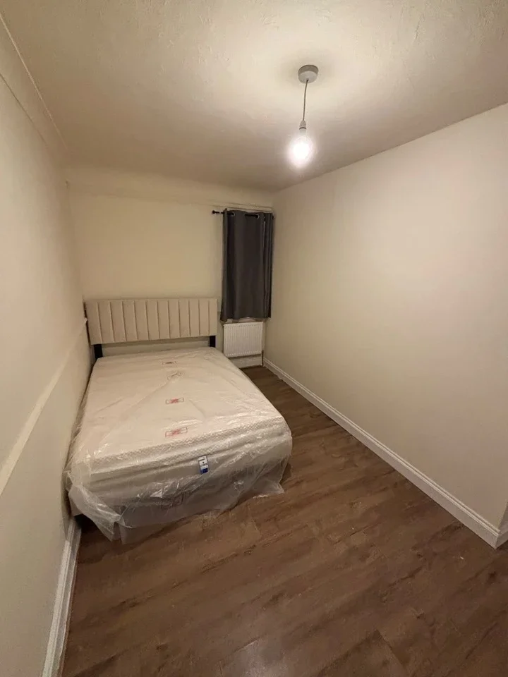 Room Sterry Road in Greater London