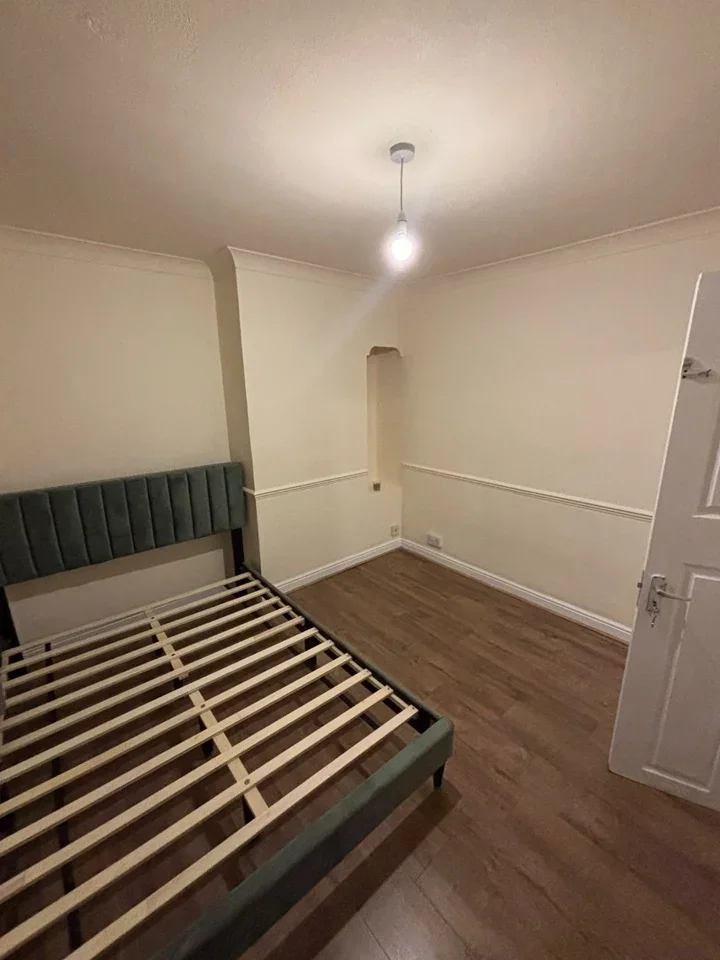 Room Sterry Road in Greater London