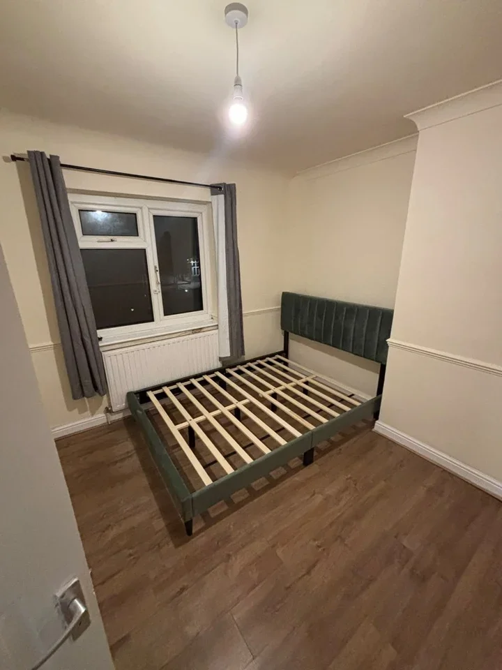 Room Sterry Road in Greater London