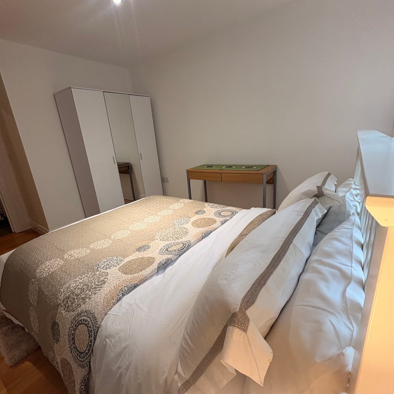 Room St. Davids Square in Greater London