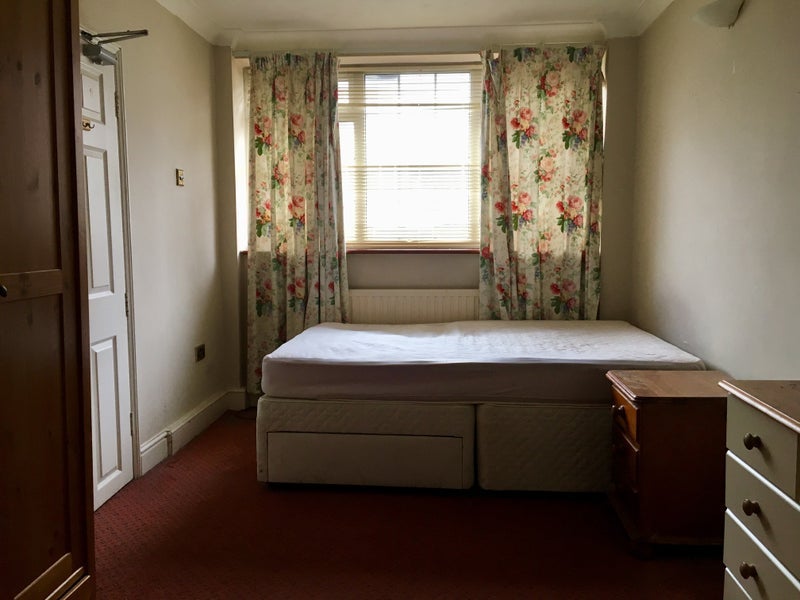 Room Sycamore Drive in Brentwood