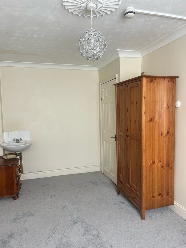Room Sycamore Drive in Brentwood