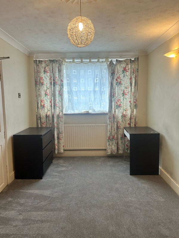Room Sycamore Drive in Brentwood