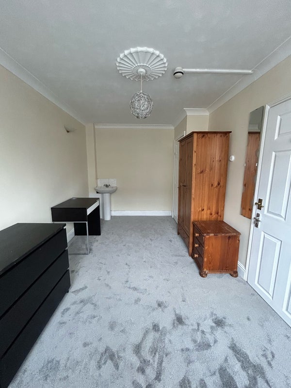 Room Sycamore Drive in Brentwood