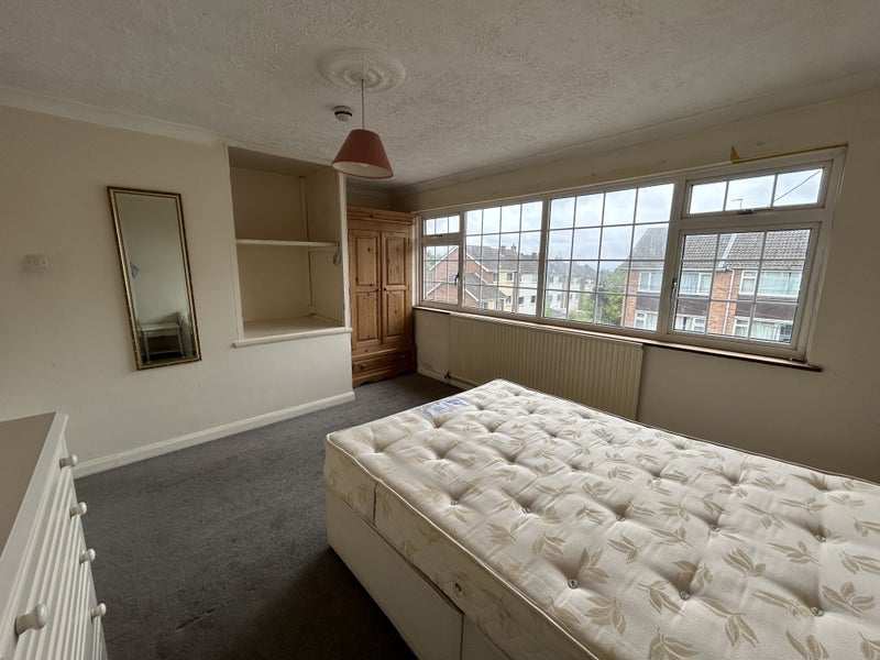 Room Sycamore Drive in Brentwood