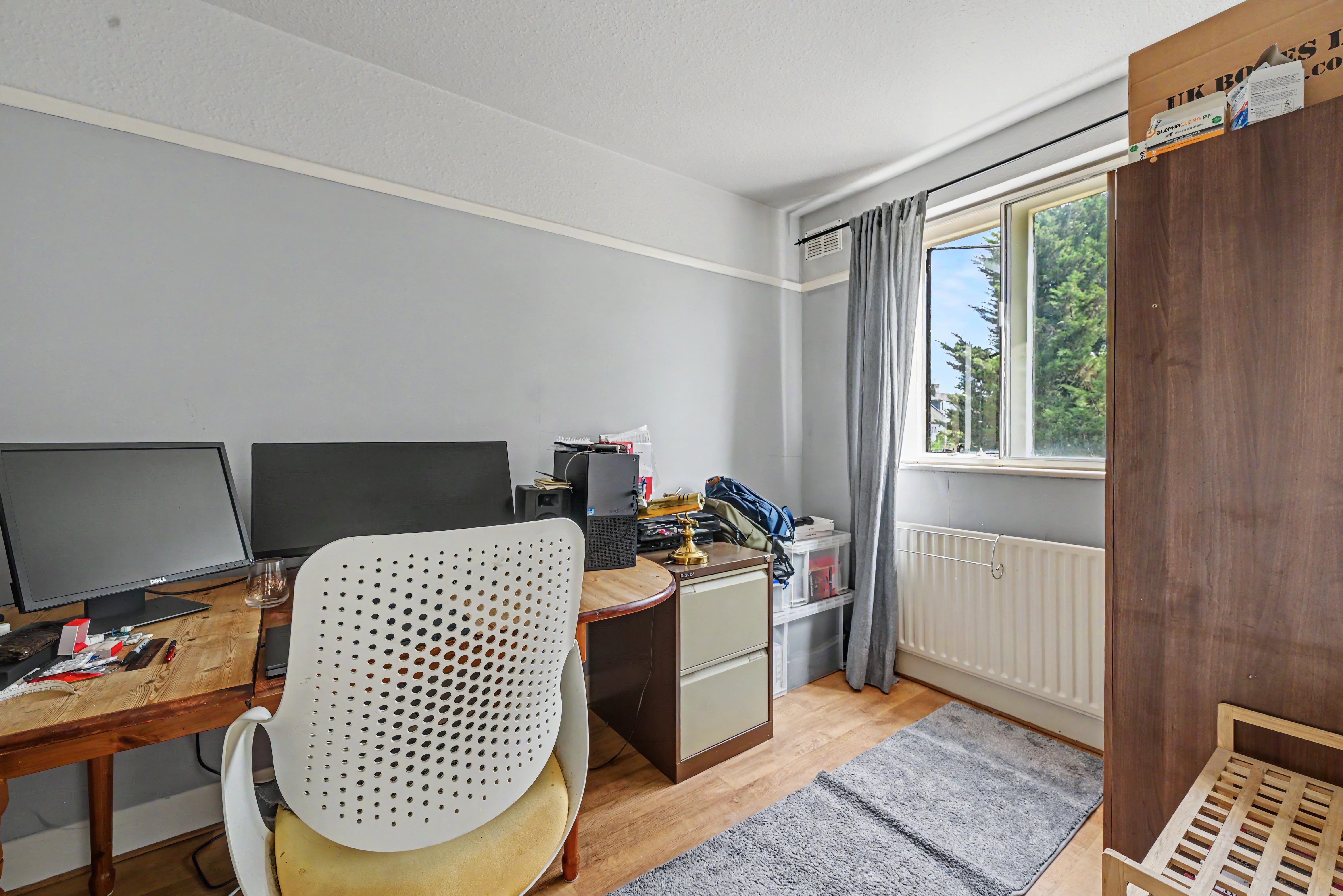 Flat Queens Drive in Greater London