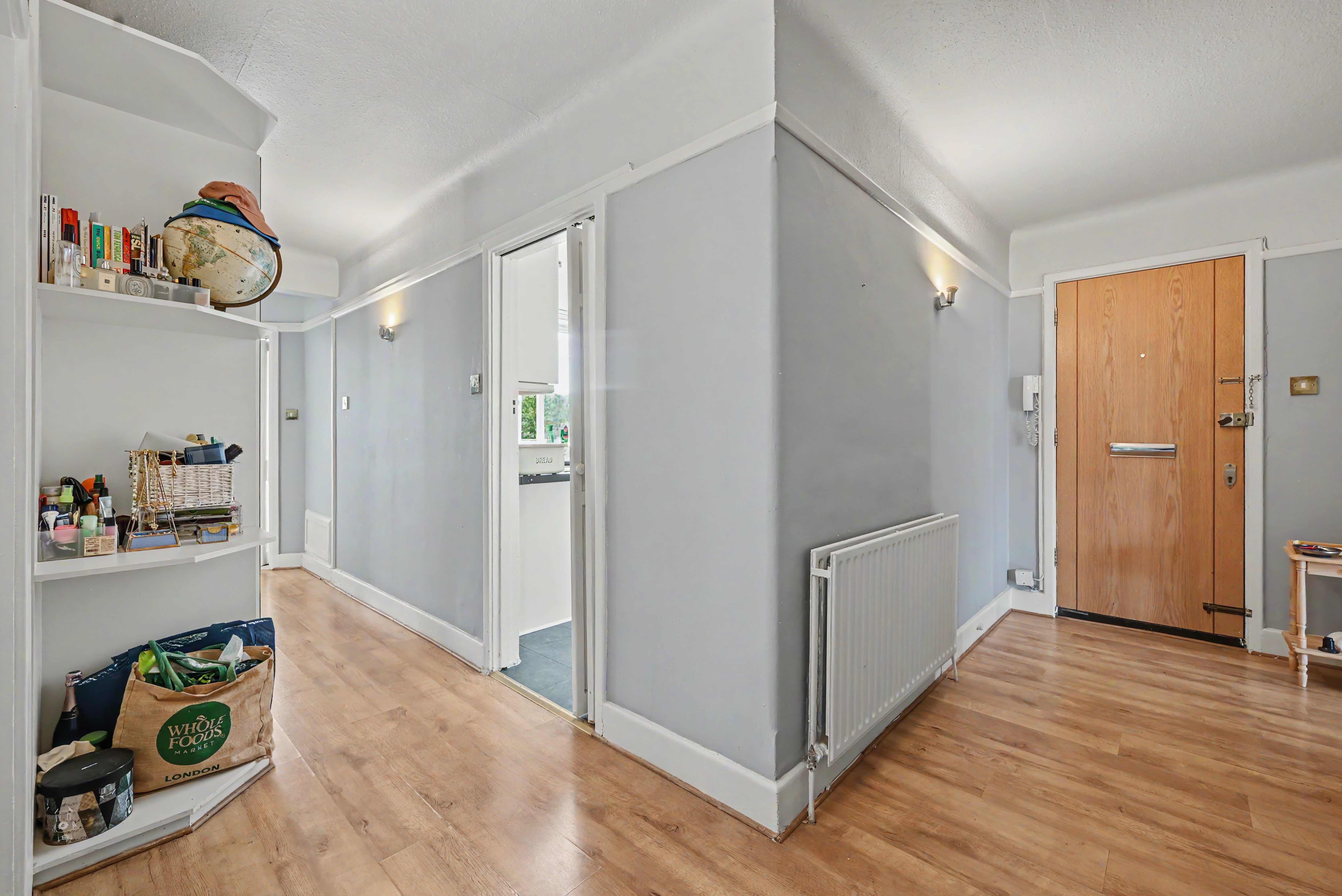 Flat Queens Drive in Greater London