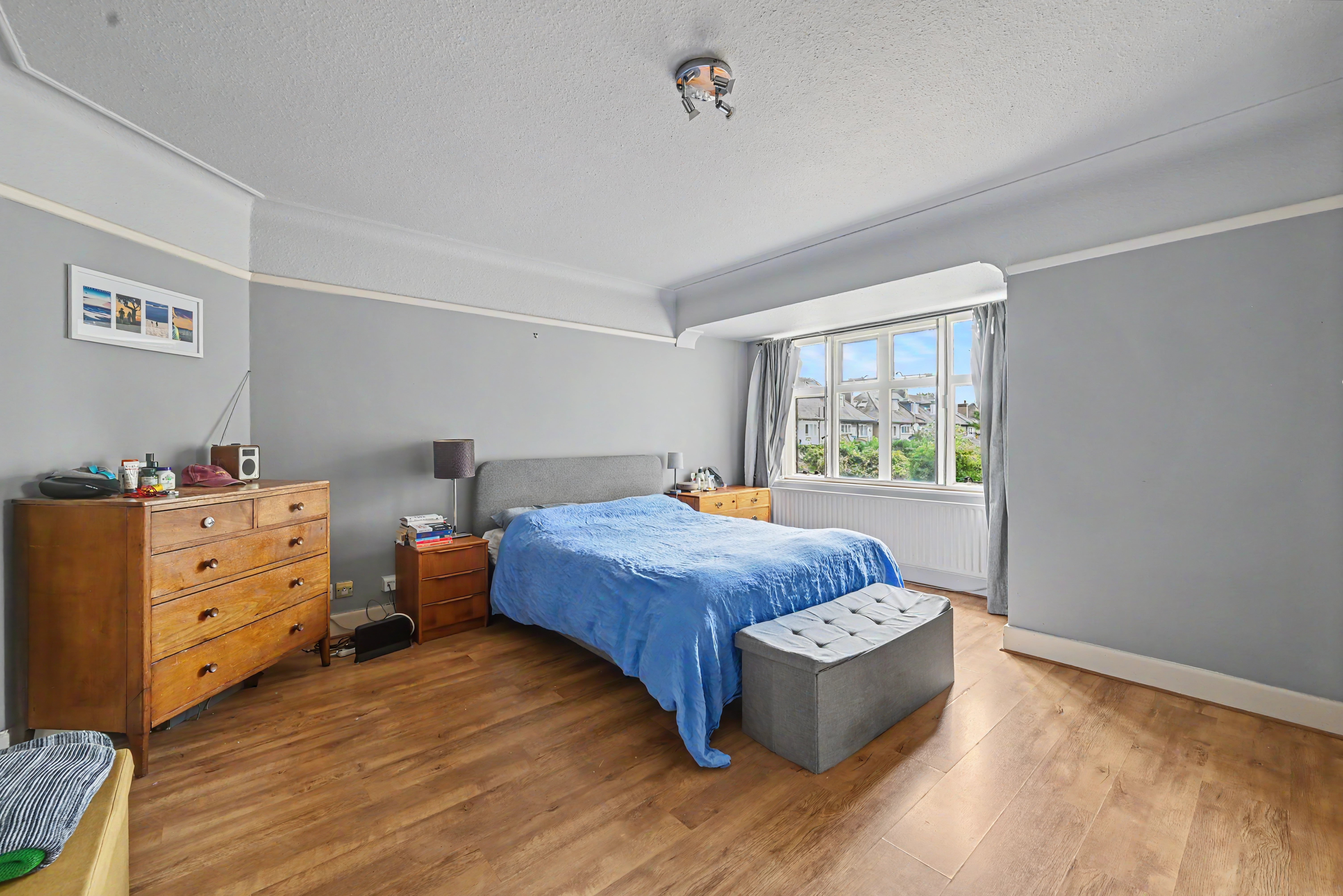 Flat Queens Drive in Greater London