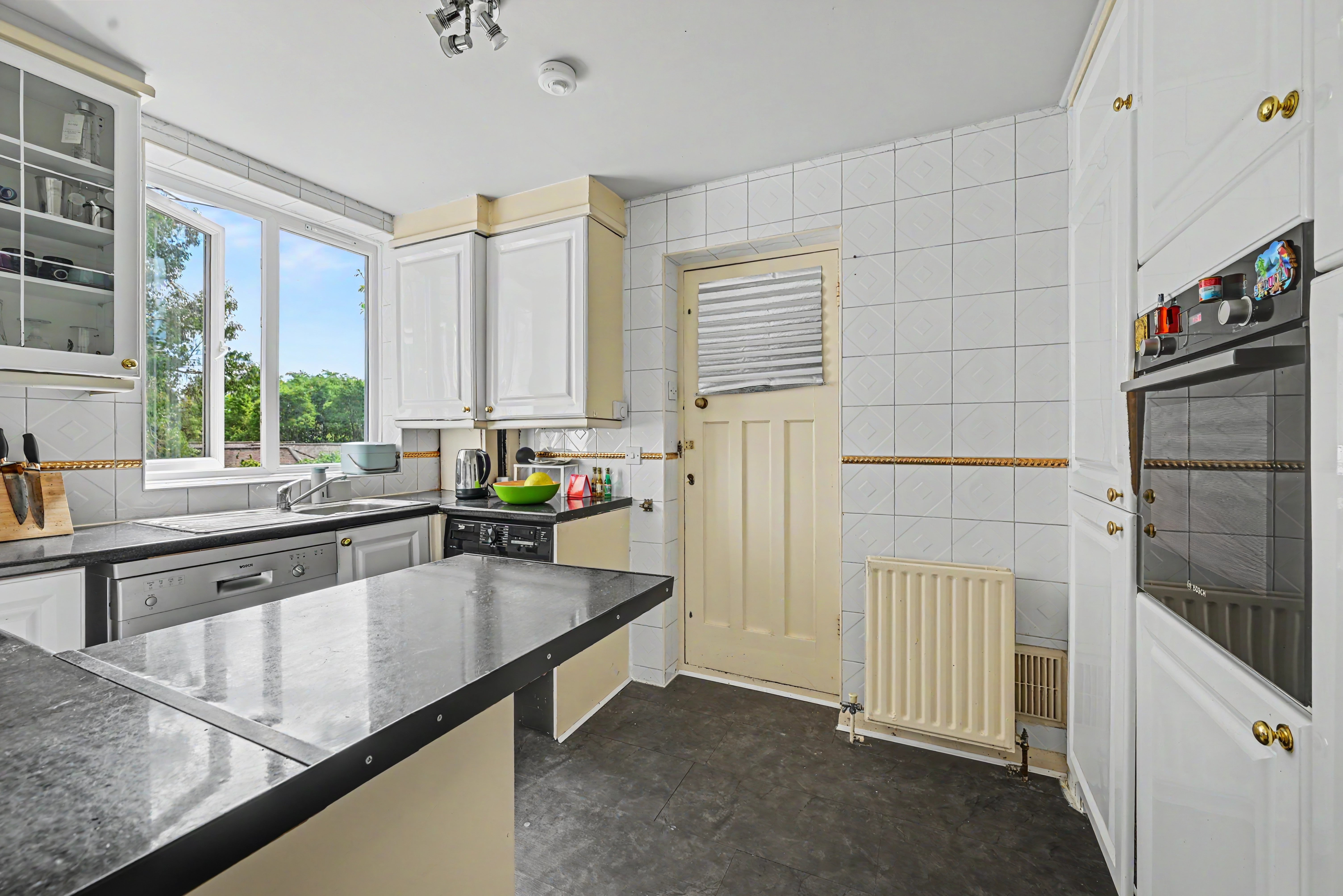 Flat Queens Drive in Greater London