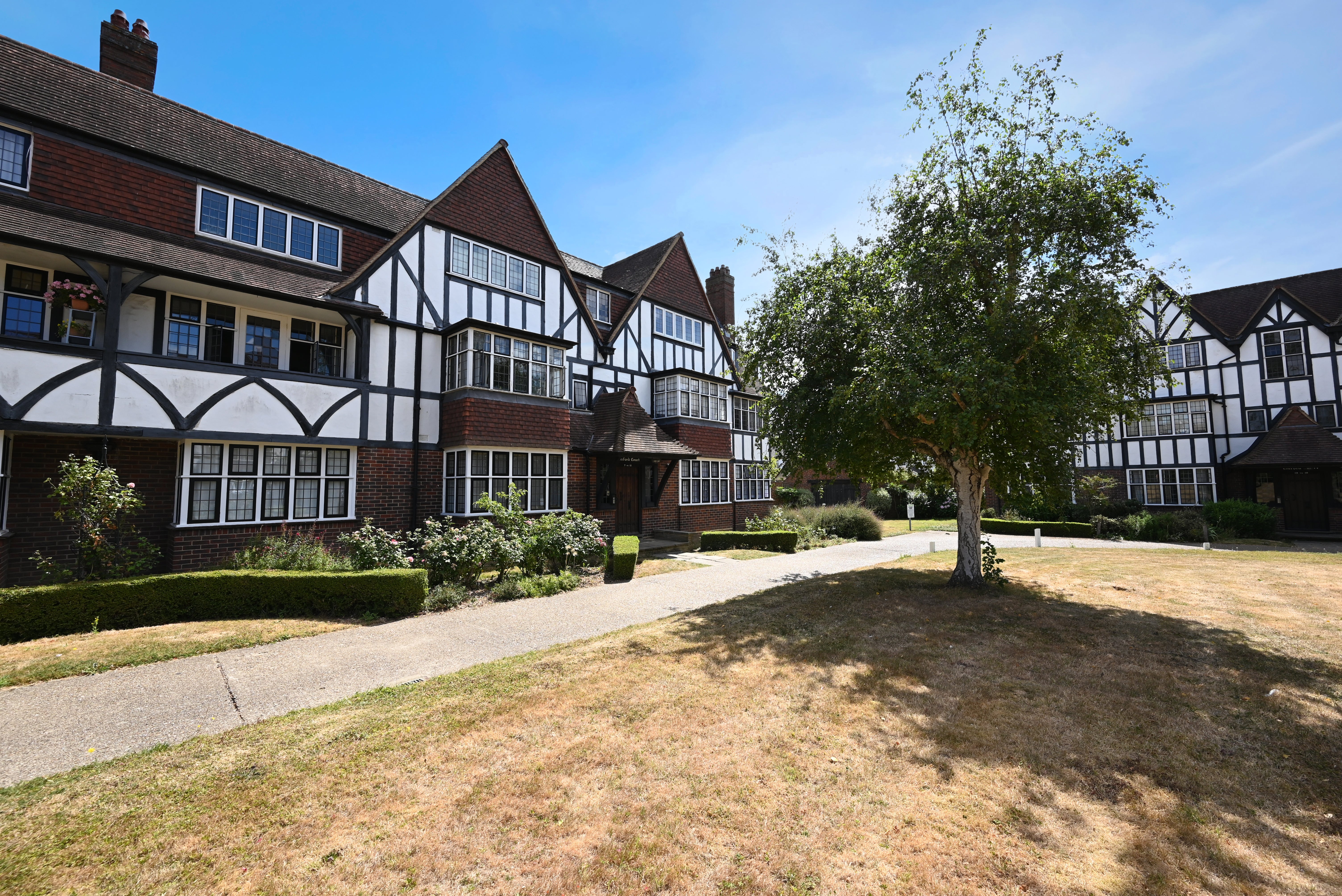 Flat Queens Drive in Greater London