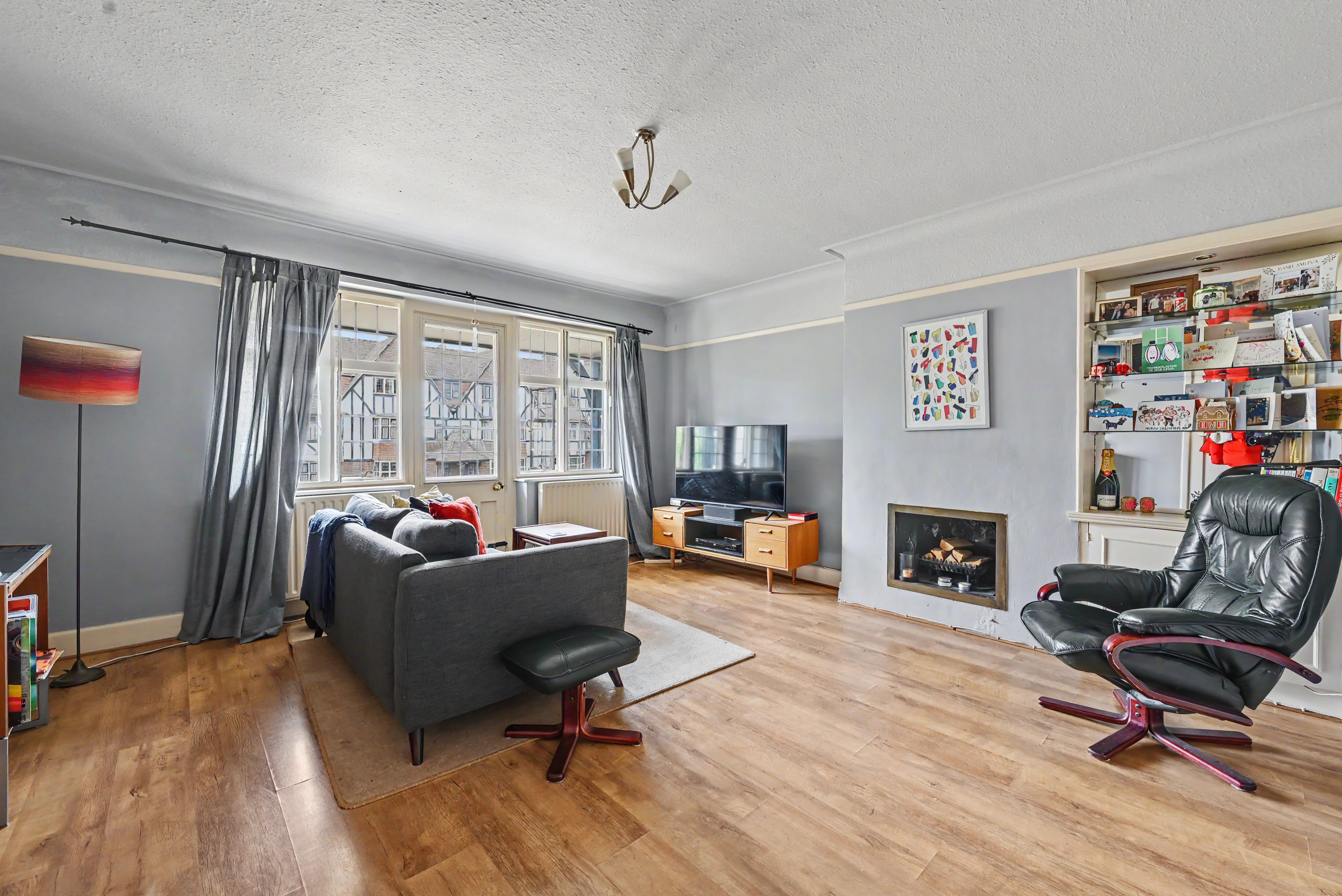 Flat Queens Drive in Greater London