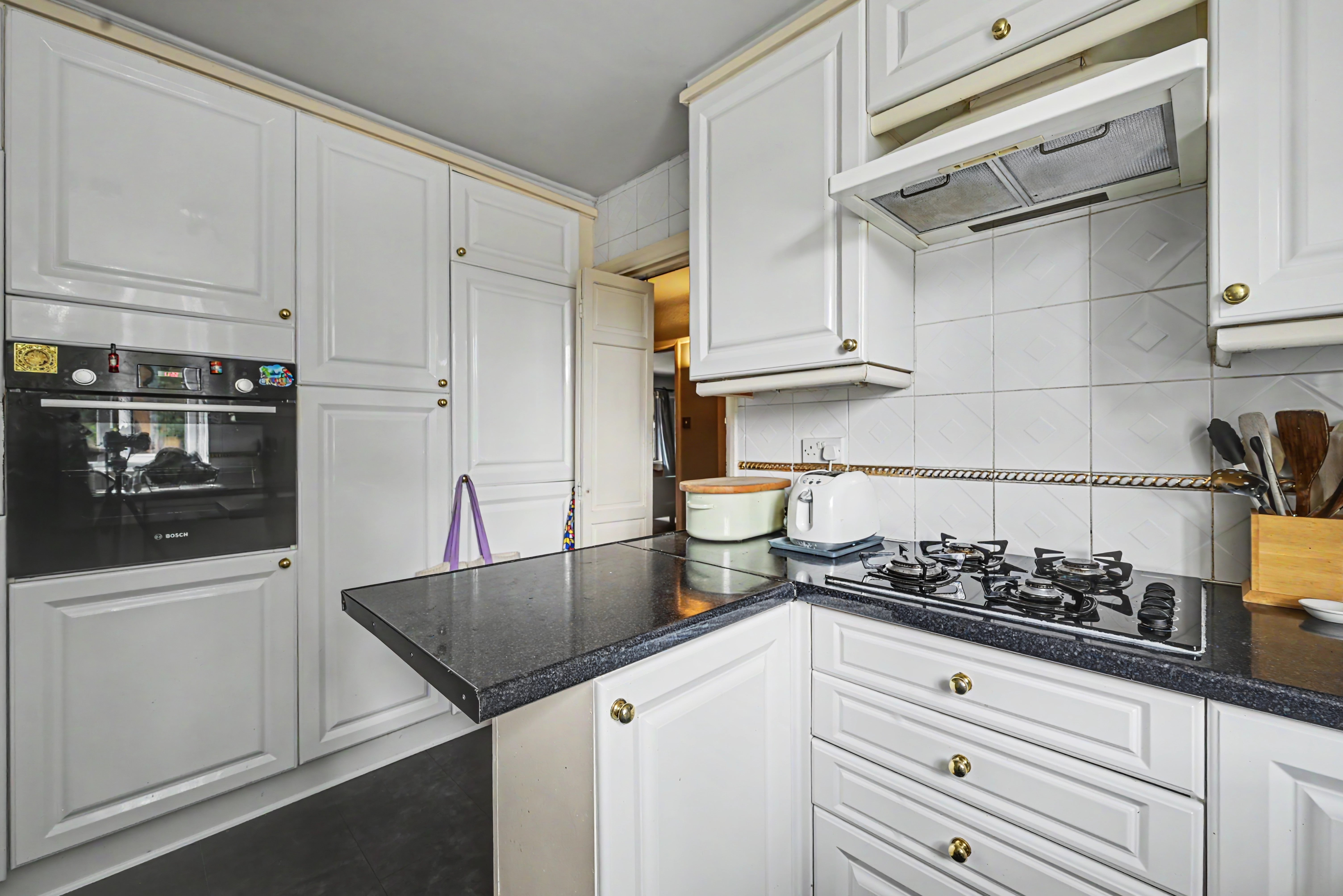 Flat Queens Drive in Greater London