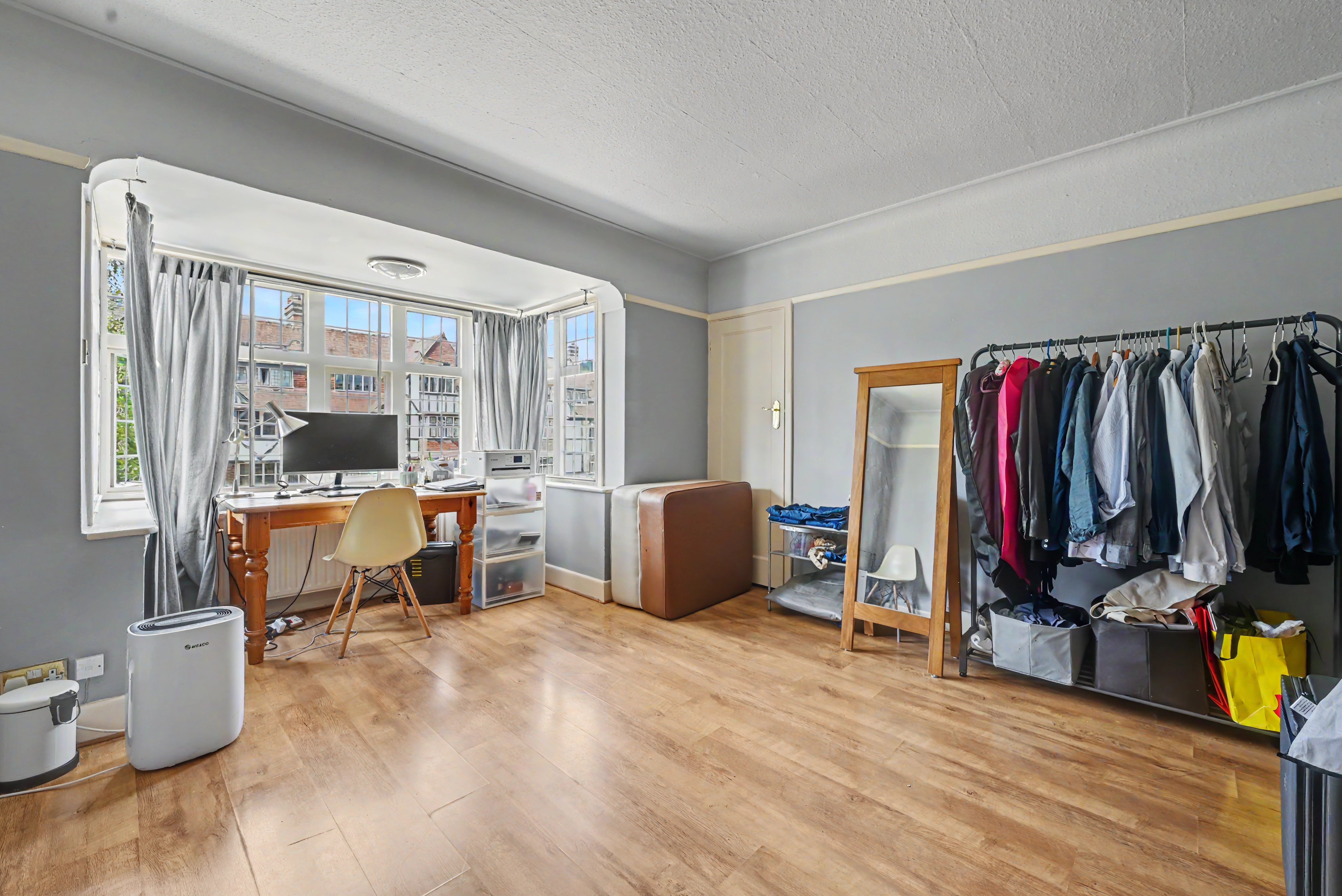 Flat Queens Drive in Greater London