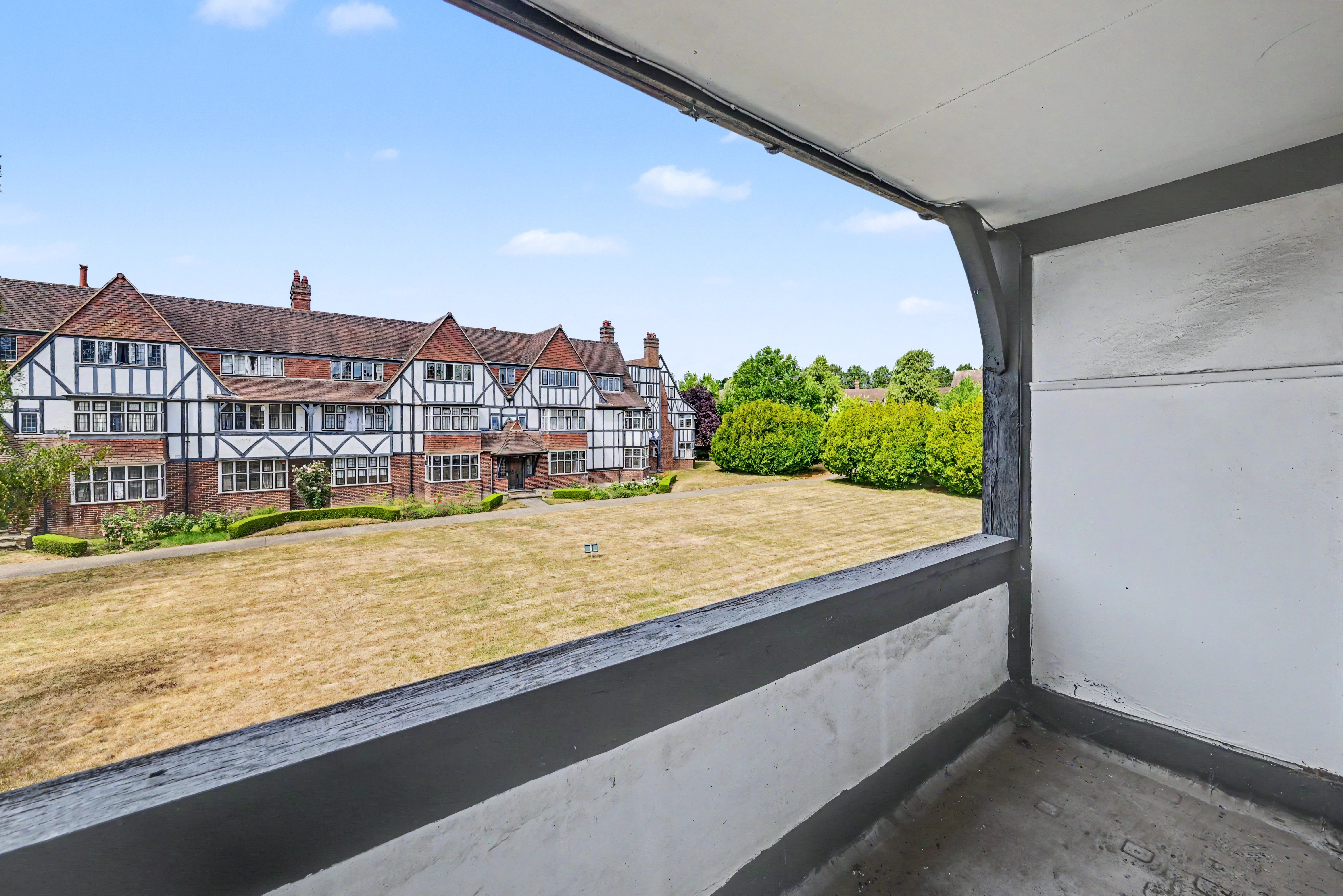 Flat Queens Drive in Greater London