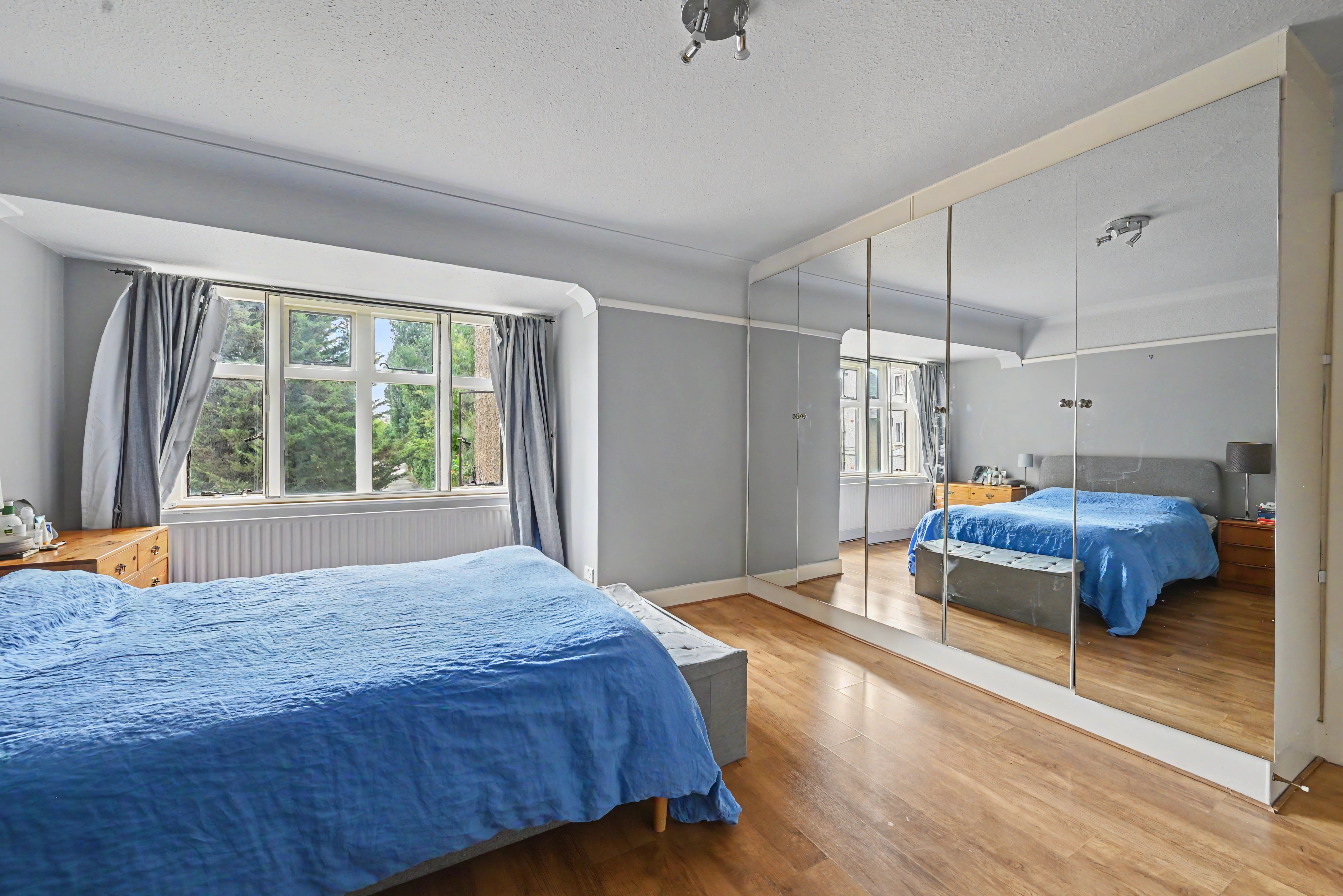 Flat Queens Drive in Greater London