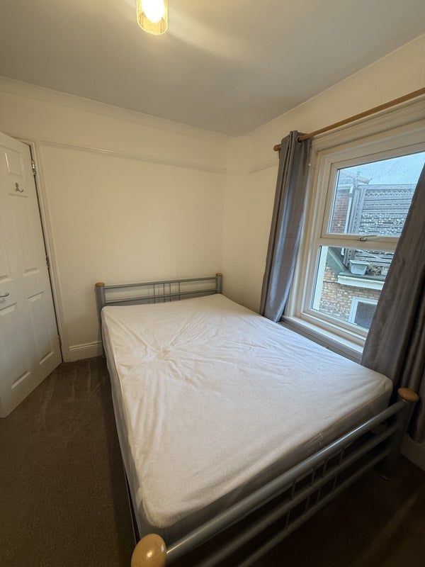 Room Withermoor Road in Bournemouth