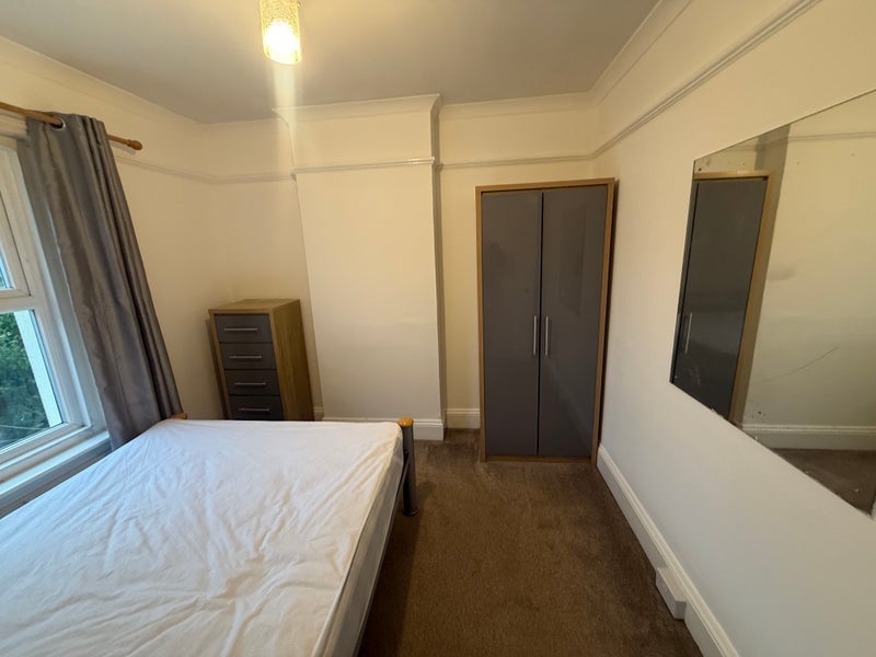 Room Withermoor Road in Bournemouth