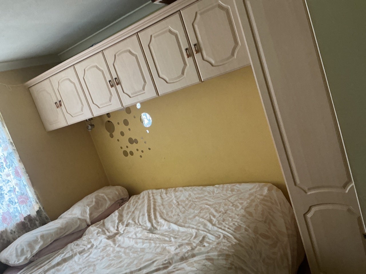 Room Southview Court in Woking