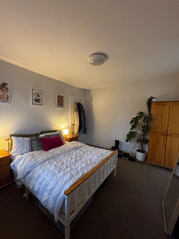 Room Lessingham Avenue in Greater London