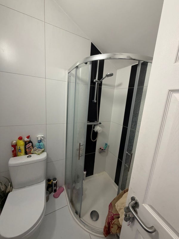 Room Lessingham Avenue in Greater London