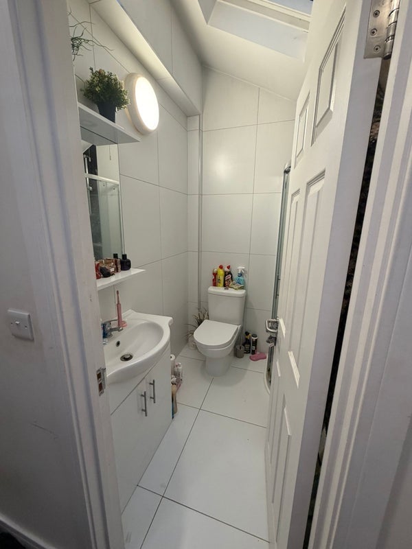 Room Lessingham Avenue in Greater London