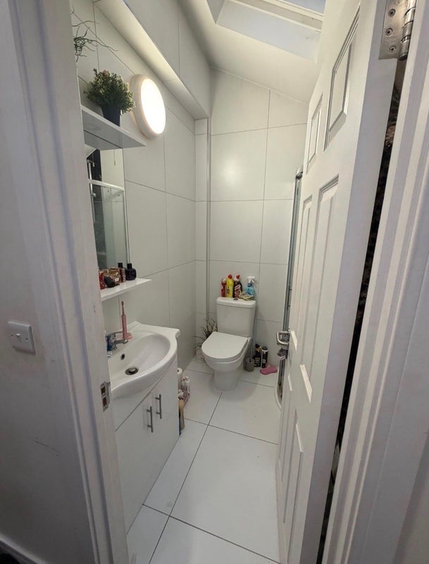 Room Lessingham Avenue in Greater London