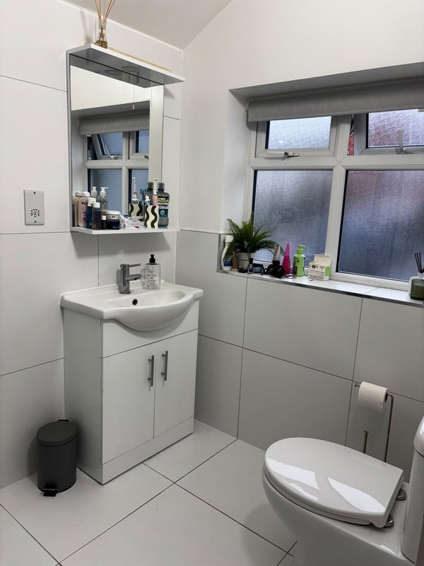 Room Lessingham Avenue in Greater London