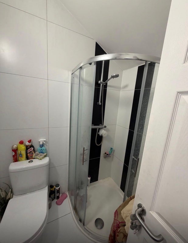 Room Lessingham Avenue in Greater London