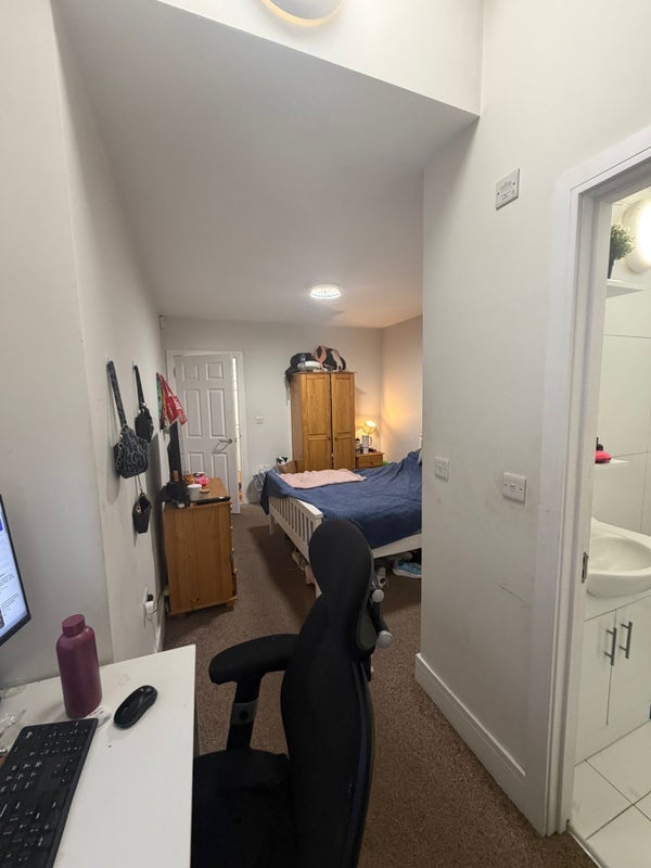 Room Lessingham Avenue in Greater London