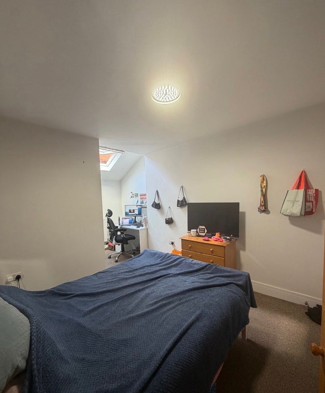 Room Lessingham Avenue in Greater London