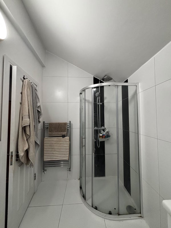 Room Lessingham Avenue in Greater London