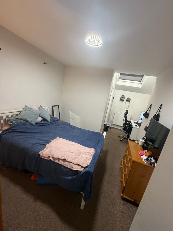 Room Lessingham Avenue in Greater London