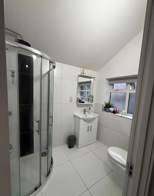 Room Lessingham Avenue in Greater London