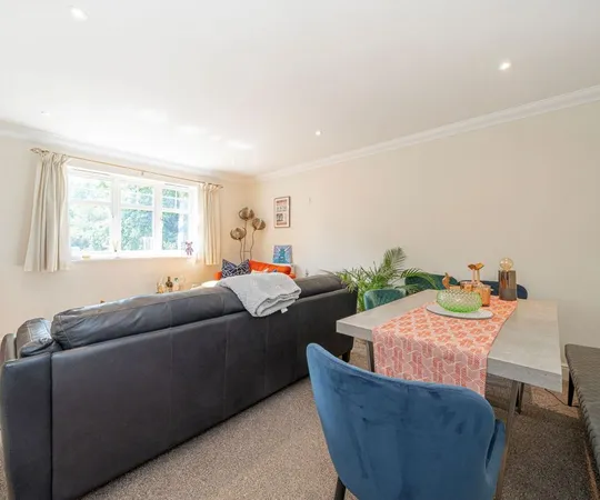 Flat Portmore Park Road in Elmbridge