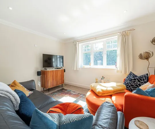 Flat Portmore Park Road in Elmbridge