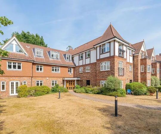 Flat Portmore Park Road in Elmbridge