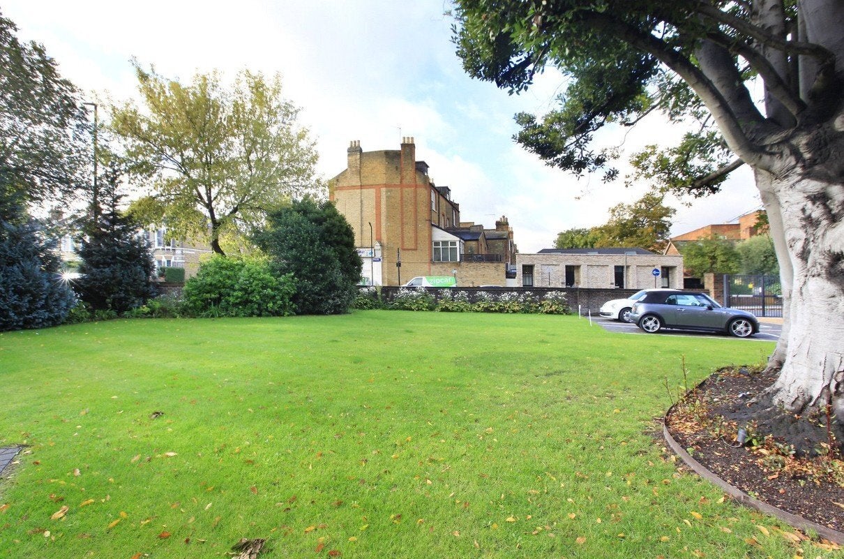 Flat Crescent Lane in Greater London