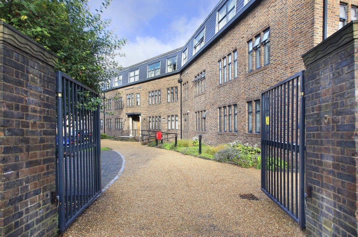 Flat Crescent Lane in Greater London