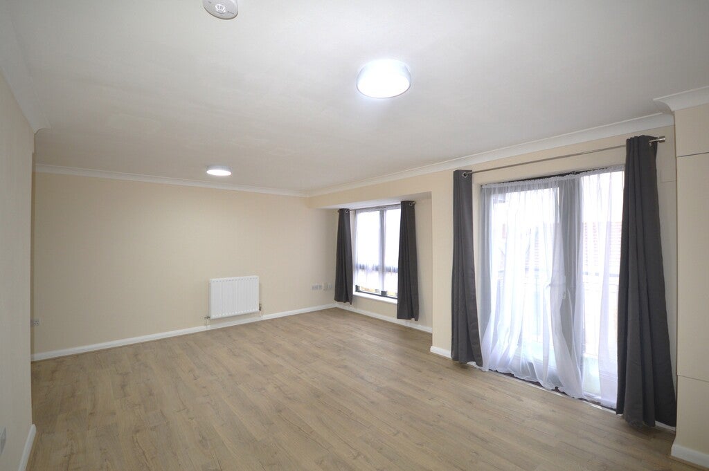 Flat Hirst Crescent in Greater London