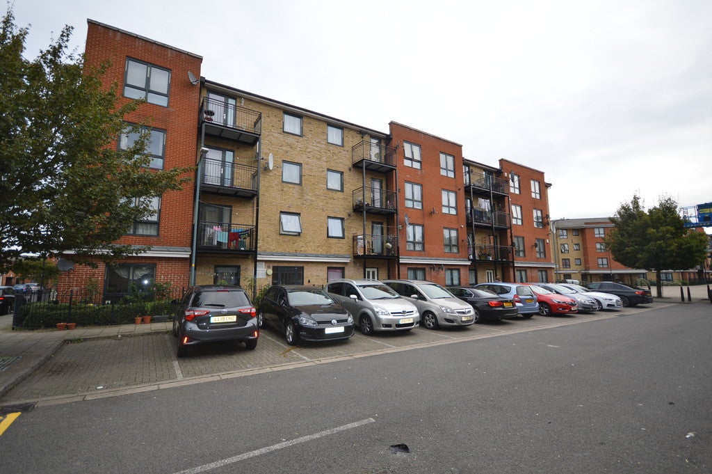 Flat Hirst Crescent in Greater London