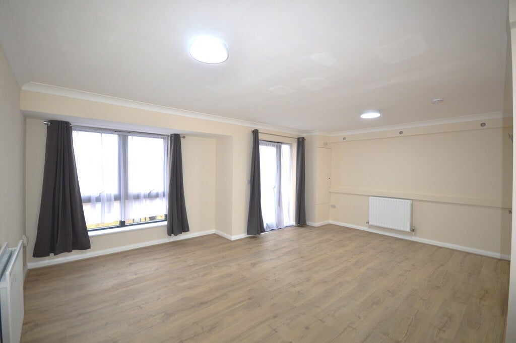 Flat Hirst Crescent in Greater London