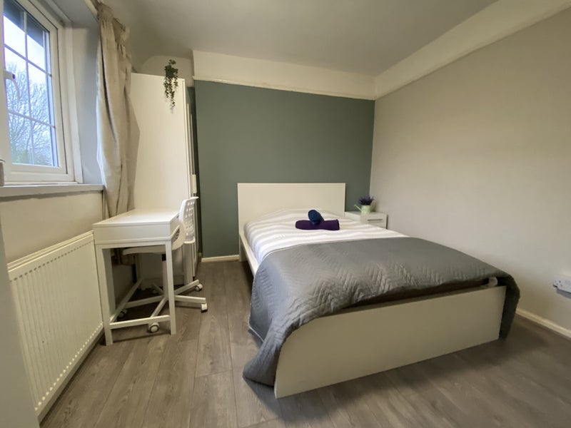 Room Hilary Road in Greater London