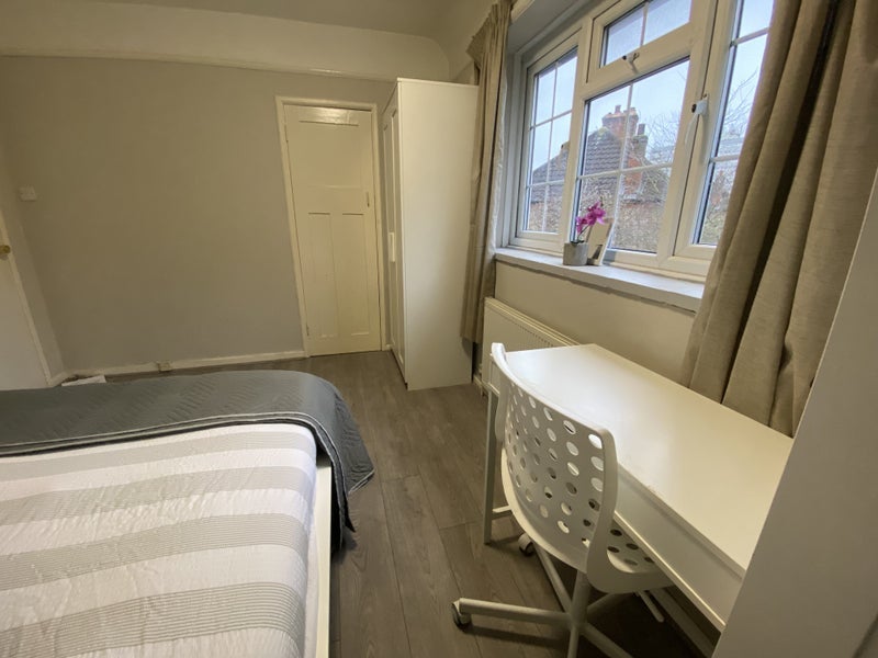 Room Hilary Road in Greater London