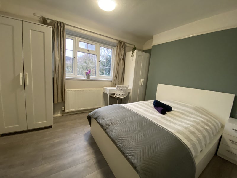 Room Hilary Road in Greater London