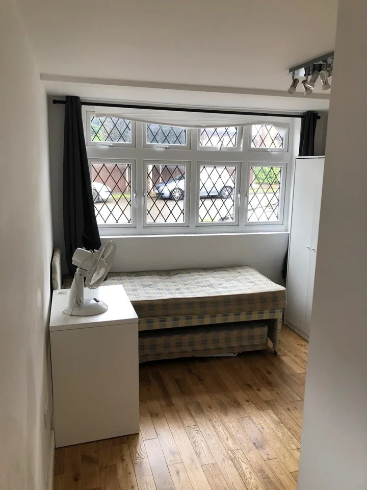 Room Trevelyan Crescent in Greater London