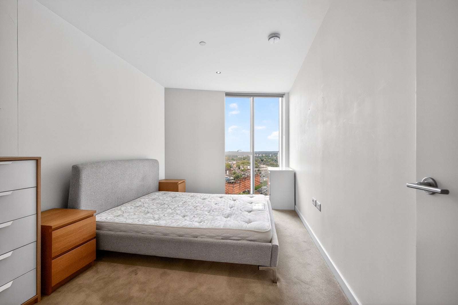 Flat Wyvil Road in Greater London