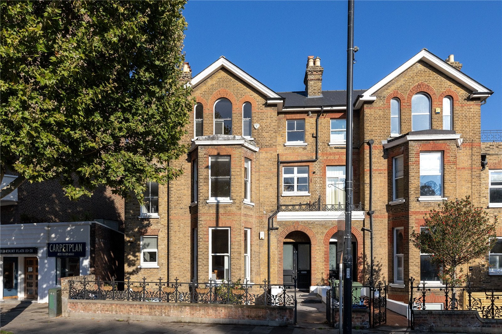 Flat Gated Footpath in Greater London